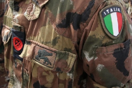La disciplina contenuta dall'art. 5, comma 2, del D.P.R. n. 394 del 1995 è essenzialmente volta a garantire la conservazione di un emolumento compensativo nei confronti del militare il quale passi ad altra attività con ridotta connotazione operativa e divenga quindi destinatario di un'indennità di minore importo o della sola indennità di impiego operativo.