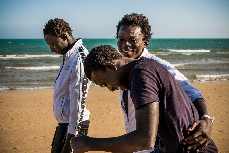 Stranieri - Immigrazione clandestina - Sequestro preventivo del mezzo utilizzato per il trasporto di migranti - Omessa integrazione del contraddittorio nei confronti del terzo proprietario - Nullità - Esclusione - Condizioni