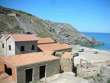 Ordine di demolizione illegittimo: il chiamato all'eredità del de cuius può opporsi alla demolizione? Ha legittimazione ad agire? Il chiamato all’eredità può ricorrere contro l'ordine di demolizione disposto a carico del de cuius?