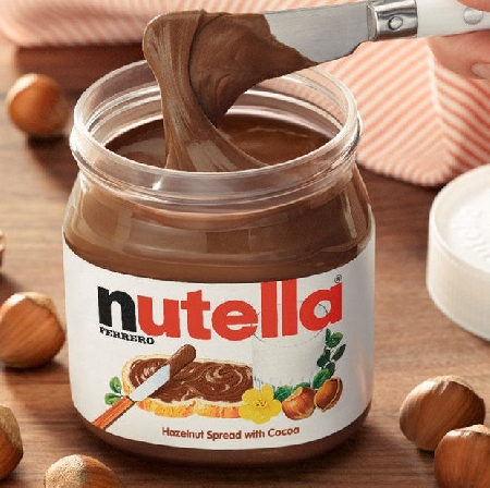 Ladro durante il furto mangia Nutella e lascia le sue impronte sul barattolo.
