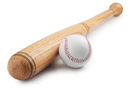 Il porto senza giustificato motivo, fuori dalla propria abitazione, di una mazza da baseball (da ritenersi arma impropria ai sensi dell'art. 4, comma secondo, L. 18 aprile 1975 n. 110) costituisce reato anche qualora non emergano circostanze di tempo e di luogo indicative della sua chiara utilizzabilità per l'offesa alla persona, in quanto tale ulteriore condizione è prevista, dal citato secondo comma dell'art. 4, solo per il porto degli altri strumenti atti ad offendere, non indicati nel dettaglio.