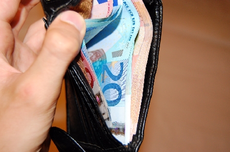 Ruba il portamonete all'avvocato mentre è nella sala d'attesa rimanendo a lungo accanto all'attaccapanni dove la vittima aveva lasciato il soprabito e il portafoglio con 540 euro.