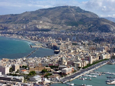 Trapani. Si impossessa di dieci faretti del valore complessivo di Euro 2.000, sottraendoli dai banchi del supermercato.-
