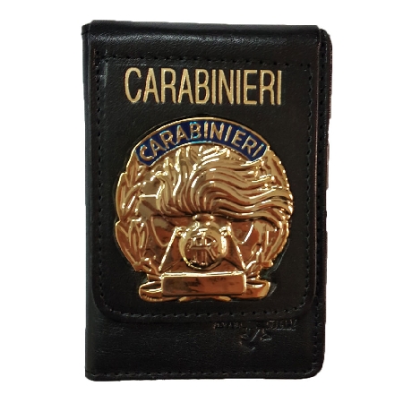 Detenere la placca distintiva dei Carabinieri a casa è reato. Detenere il distintivo a casa non rende il fatto meno grave.