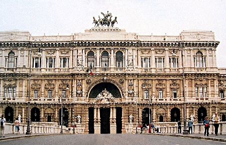 La particolare tenuità del fatto è rilevabile d’ufficio in sede di legittimità anche se non è stata dedotta in appello?