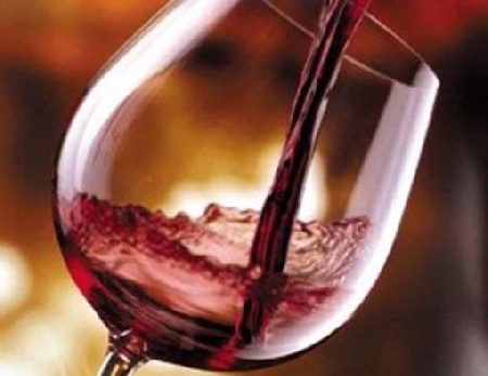 Il venditore di vini che indica falsamente sulla confezione la provenienza di origine italiana commette reato.