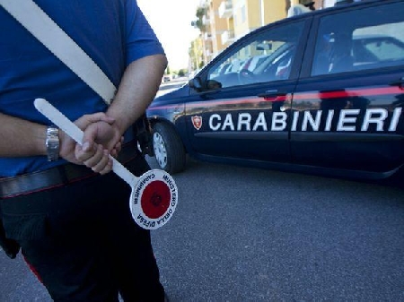 Ad un posto di blocco dei Carabinieri scappa alla richiesta di documenti.-
