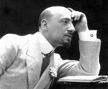 Coppia di librai condannati per contraffazione e vendita di cimeli falsamente attribuiti a Gabriele D'Annunzio.