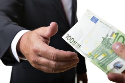 Alcamese, commissario di esame di un concorso per l'accesso al Corpo dei Vigili del Fuoco, imputato di avere favorito, per le prove, alcuni candidati a fronte del pagamento di rilevanti somme di denaro.