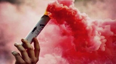 Calcio. Tifoso lancia un fumogeno verso uno spazio vuoto dello stadio.  Il lancio di un fumogeno durante una partita di calcio integra il reato previsto dall'articolo 6-bis della legge n. 401/1989, norma che sanziona diversi comportamenti pericolosi commessi da coloro che partecipano o assistono a manifestazioni sportive.