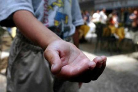 Il figlio chiede l’elemosina per strada? Il genitore risponde penalmente.