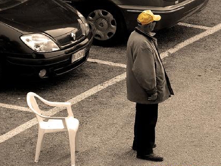 Catania. Il posteggiatore abusivo dice all'automobilista: O paghi o sposti la macchina.