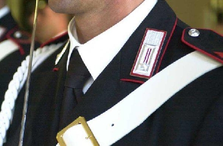 Denunzia al medico del pronto soccorso di essere stata abusata da un carabiniere durante una perquisizione personale, accusandolo falsamente del reato ex art. 609-bis c.p., e art. 609-ter c.p., n. 4.