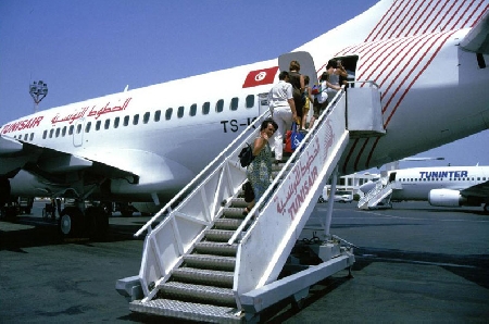 Compensazione ai passeggeri in caso di negato imbarco, di cancellazione del volo o di ritardo prolungato – Esenzione – Nozione di “circostanze eccezionali” – “Passeggeri molesti” (Unruly passengers) – Invocabilità del verificarsi di una circostanza eccezionale per un volo non interessato dalla medesima – Nozione di “misure ragionevoli”.