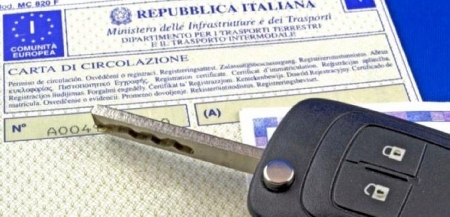 L' etichetta di revisione sulla carta di circolazione non è atto pubblico ma certificato amministrativo