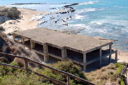 Il permesso di costruire in sanatoria estingue esclusivamente i reati contravvenzionali previsti dalle norme urbanistiche vigenti e non quelli previsti dalla normativa antisismica e sulle opere di conglomerato cementizio che hanno una oggettività giuridica diversa da quella riguardante il corretto assetto del territorio.