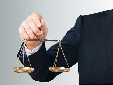 Sequestro di dati mediante estrazione di copie informatiche - Interesse al riesame da parte dell’interessato, pur rimasto in possesso degli originali.