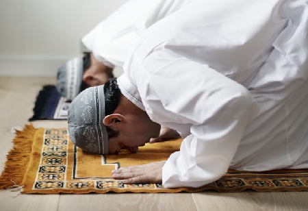 Presidente di una Associazione consente ad 80 persone di svolgere il venerdi riti islamici e pregare. Ma l'immobile ha una destinazione urbanistica diversa (uso commerciale).