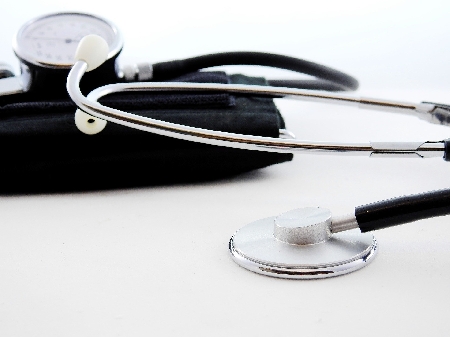 Medico e professore universitario, viene condannato per peculato per essersi appropriato delle somme erogate dai pazienti nell’esercizio dell’attività intra moenia, riscosse senza rilasciare ricevute fiscali. Viene interdetto dai pubblici uffici per 5 anni e sospeso dal servizio che prestava presso l’Università di Pisa.