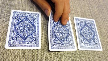Il gioco delle 3 carte non costituisce illecita raccolta, perché non autorizzata, di pubbliche scommesse e non può in alcun modo integrare il reato previsto dal comma 1 dell'articolo 4 della legge 401/1989.