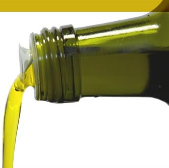 Imprenditore per evadere le imposte sul reddito e sull'Iva utilizza fatture di acquisto di olio di oliva di operazioni inesistenti. Chiede aiuto finanziari per 182 milioni di lire. Non e' truffa ma indebita percezione
