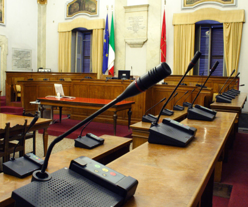 Durante la seduta del consiglio comunale un cittadino inizia a registrare con un apparecchio portatile, contrariamente al regolamento comunale. Il Sindaco sospende la seduta.