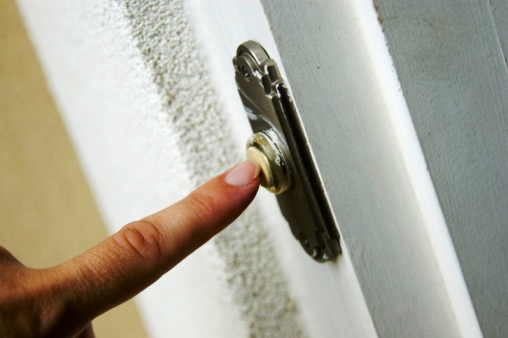 Molestie: suona il campanello della porta di ingresso dell'abitazione della vicina in piena notte» in due diverse occasioni.