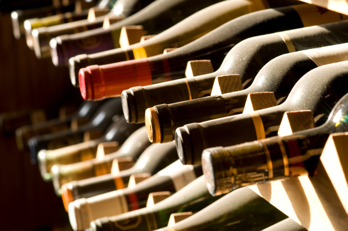Trapani. Vende 20 bottiglie di vino senza mai averle consegna...