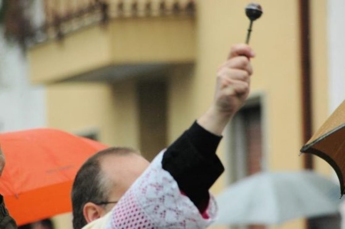 La benedizione a scuola non è un atto d'indottrinamento che viola la libertà religiosa altrui.