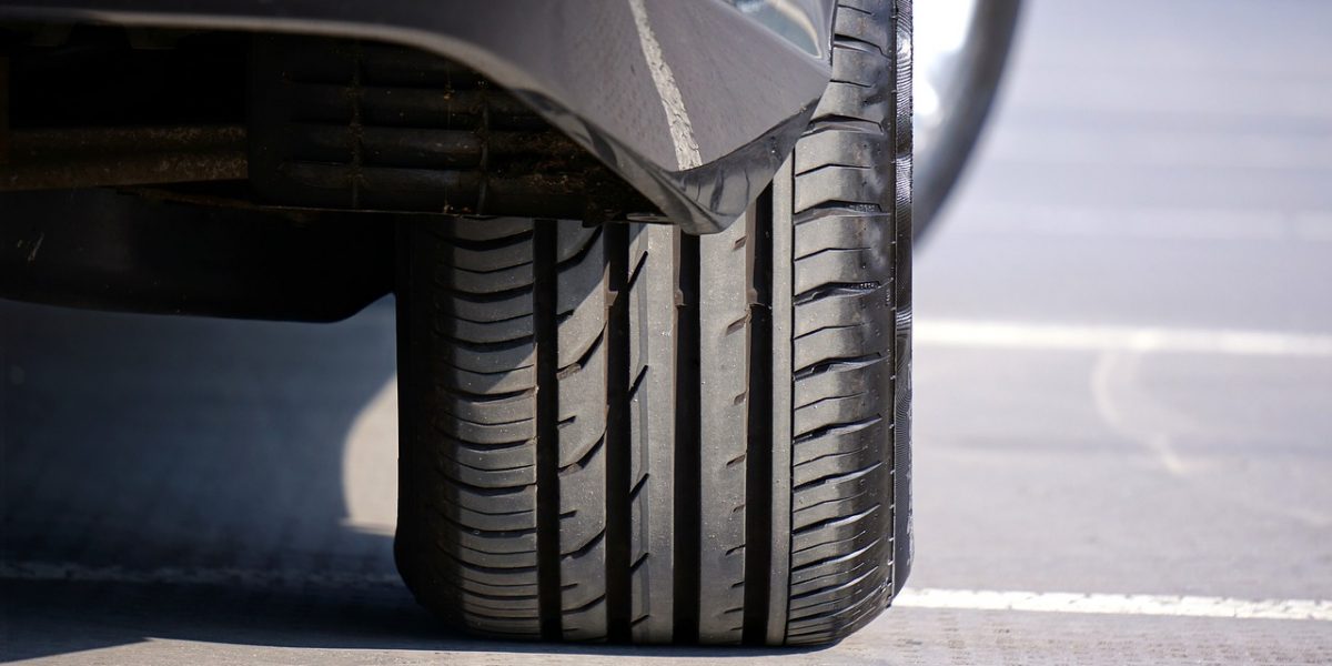 Parcheggia oltre le linee che delimitano il posto auto condominiale: se detto comportamento impedisce al condominio di parcheggiare è violenza privata