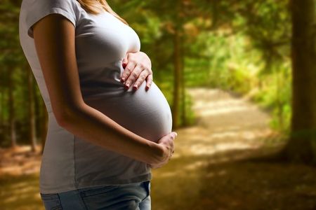 Difensore in gravidanza: legittimo impedimento solo nei due mesi prima della data presunta del parto.