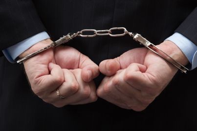 Agli arresti domiciliari litiga con la moglie ed esce di casa...