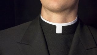 Consegna al sacerdote banconote false in cambio delle monete ...