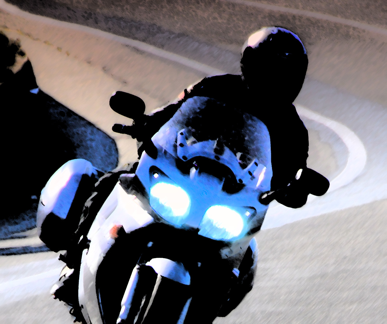Motociclista compie una improvvisa inversione a U e muore perchè investito da un'auto.- L'investitore è responsabile?
