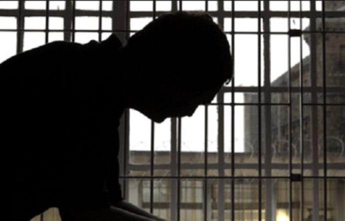 I comportamenti offensivi tenuti in carcere possono integrare il delitto di oltraggio a pubblico ufficiale.