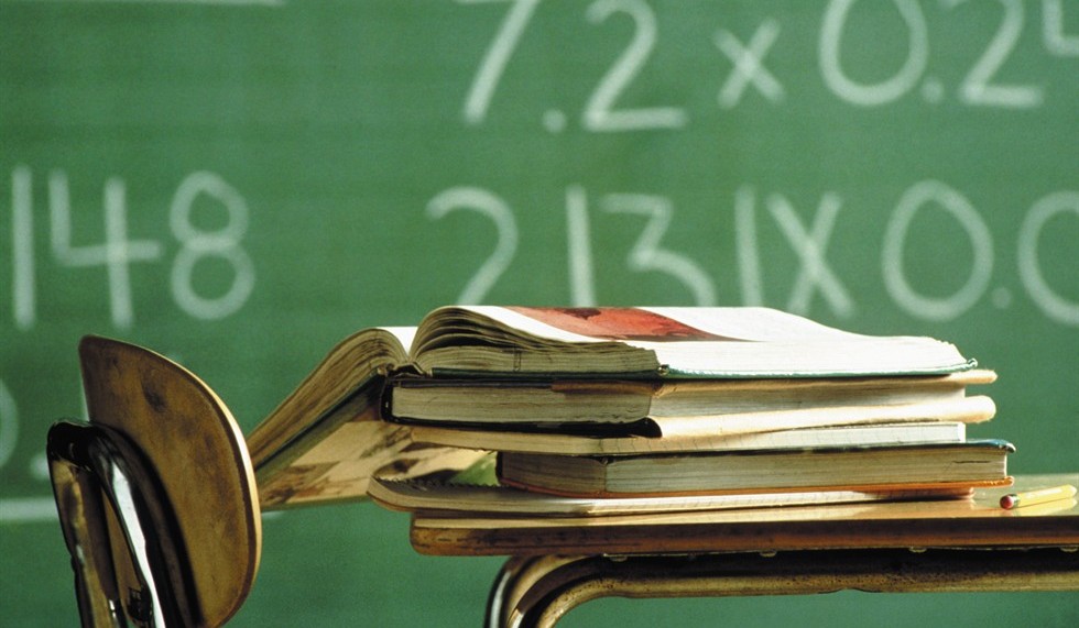 Un docente chiama in giudizio un alunno, ed i suoi genitori, chiedendo il risarc...