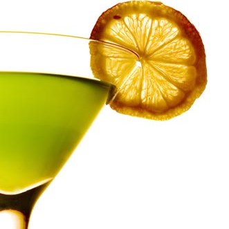 Ragazzina fuori da un cocktail-bar con una bevanda alcolica in mano non è sufficiente per condannare il titolare del locale.