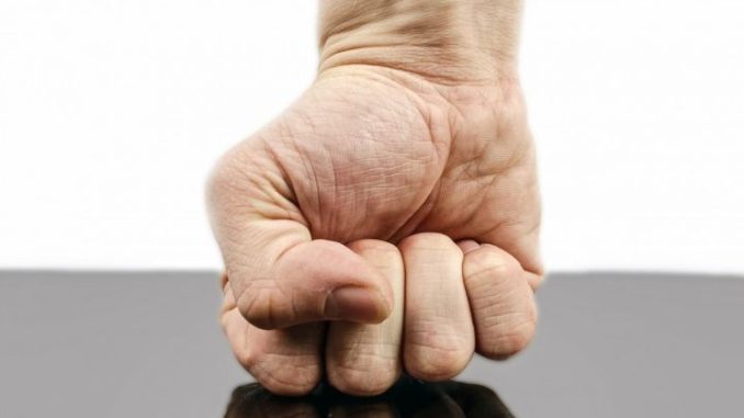 Padre percuote la figlia per non aver fatto i compiti. Condannato.