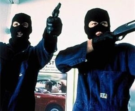 Rapina: non è desistenza se il rapinatore si ferma perchè mancano i contanti in cassa