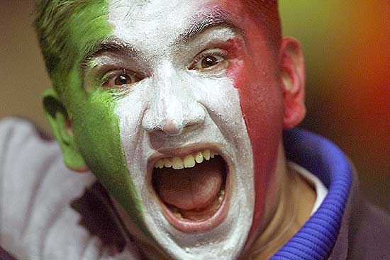 Sottrarre uno striscione ai tifosi avversari è rapina