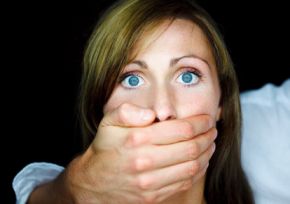 Maltrattamenti in famiglia. Il reato è configurabile anche in un rapporto di convivenza instabile e di breve durata