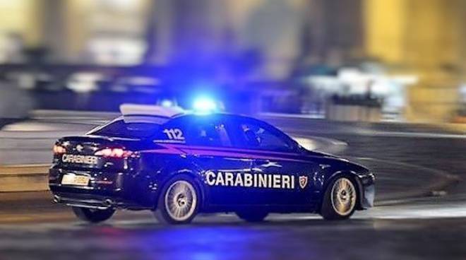 Carabinere si ferisce durante l'inseguimento di un'auto che aveva forzato un posto di blocco. Per i Giudici l'art. 177 Cod. Str., abilita i conducenti dei veicoli di Polizia a non rispettare i limiti e gli obblighi del Codice, ma impone pur sempre l'obbligo del rispetto delle norme di comune prudenza e diligenza nella guida. Negato il nesso eziologico tra l'inseguimento e le lesioni.