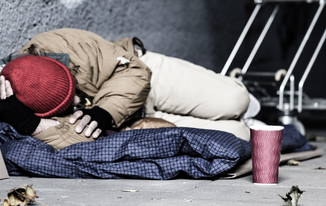 Il senzatetto che entra in un appartamento disabitato per occuparlo commette il reato di violazione di domicilio?