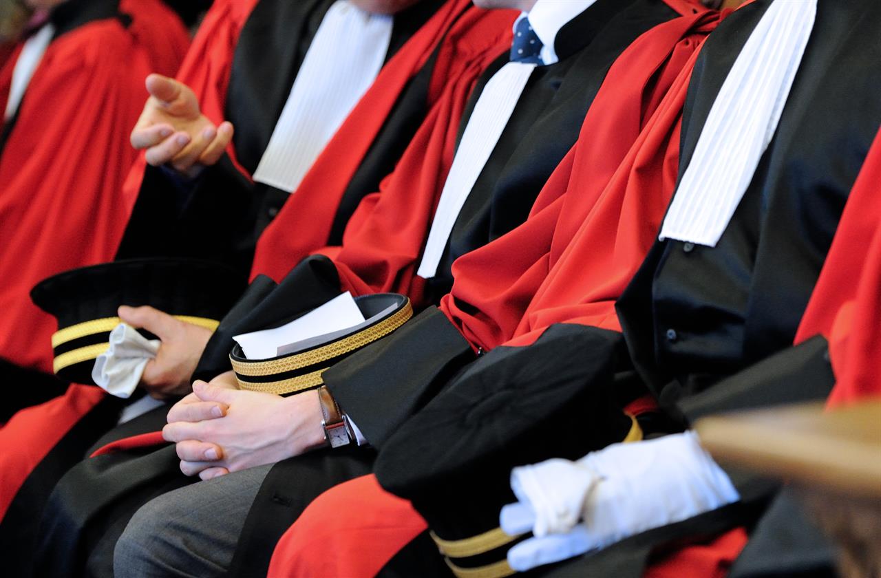 Le attività secondarie dei magistrati. Tali attività sono limitate (in termini di tempo e di remunerazione)? Tali attività  richiedono, e se sì a quali condizioni, una comunicazione o un'autorizzazione preventiva?