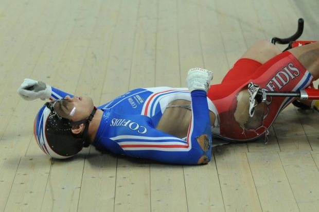 Automobilista tampona un ciclista. Se la condotta di quest'ultimo non è prevedibile né evitabile nessuna colpa.