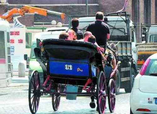 Roma. Annullato il regolamento sulle carrozze trainate da cavalli, molto amate d...