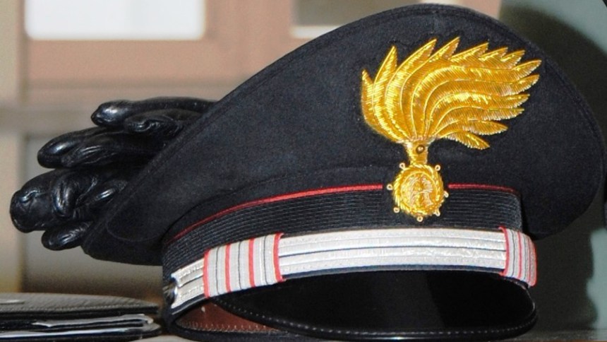 Finto carabiniere si presenta in una gioielleria di Calatafimi-Segesta esibendo un tesserino di appartenenza all'Arma. Compra alcuni preziosi, saldando il relativo  corrispettivo mediante un assegno, sottoscritto con le false generalità tratto da un blocchetto nella sua disponibilità risultato oggetto di denunzia di smarrimento. Ruberà nell'occasione una collana, sfilandola repentinamente dal rotolo in cui era inserita e riponendola in tasca approfittando della distrazione della persona offesa.