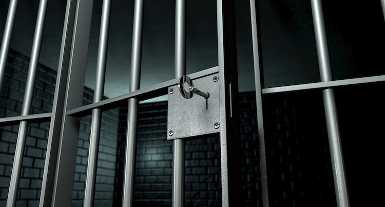 Battere oggetti contro la porta blindata della cella può costare al detenuto una sanzione disciplinare.-