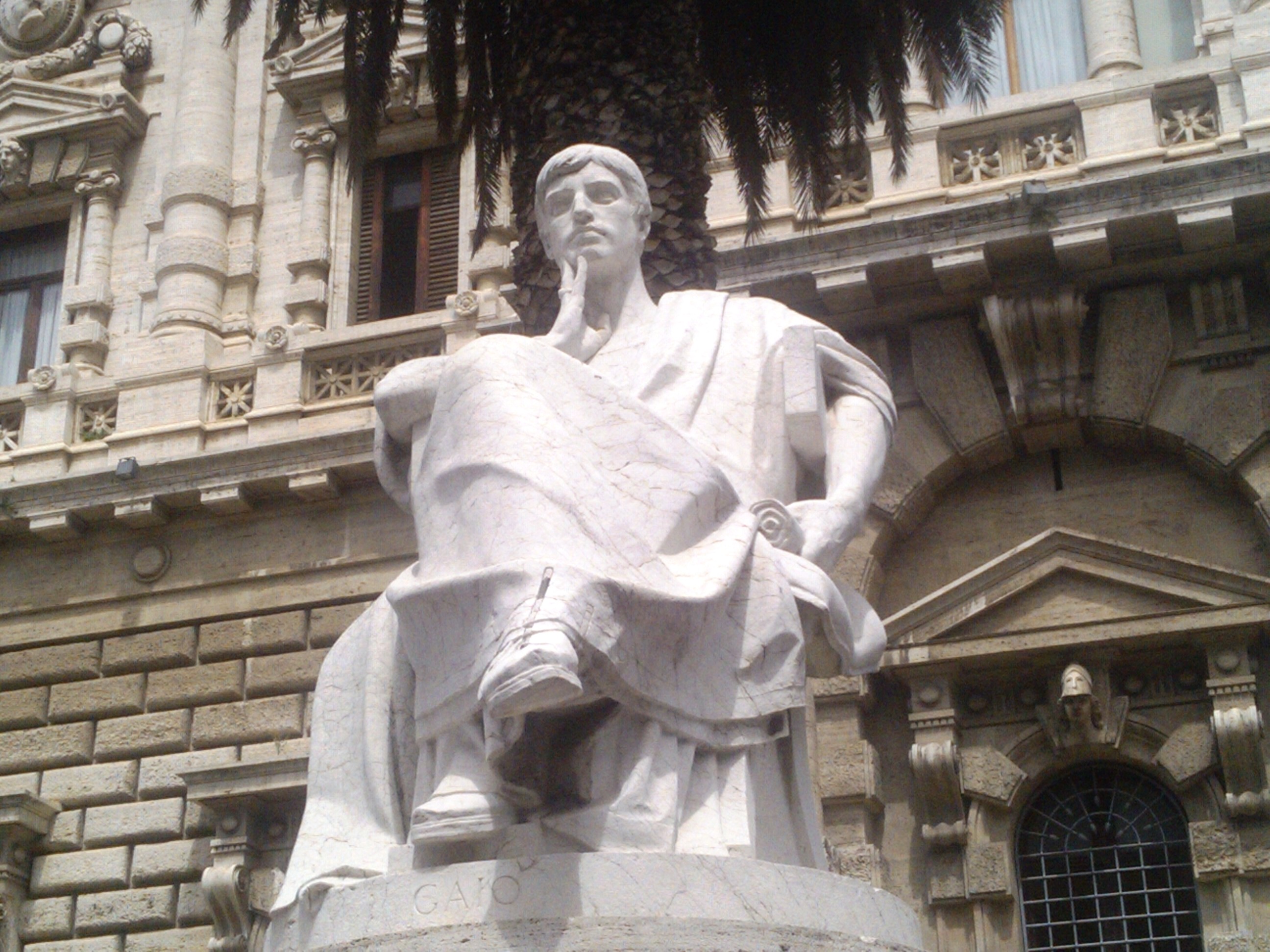 Alle Sezioni Unite Penali la questione se in tema di reati contravvenzionali, nel caso in cui il giudice di primo grado non riduca della metà la pena per il rito abbreviato, ai sensi del novellato art. 442, comma 2, c.p.p., e invece la diminuisca in misura inferiore, la Corte di Cassazione possa o meno disporre la riduzione della metà, anche qualora la questione non sia stata prospettata con l'atto di appello bensì solo col ricorso per cassazione.