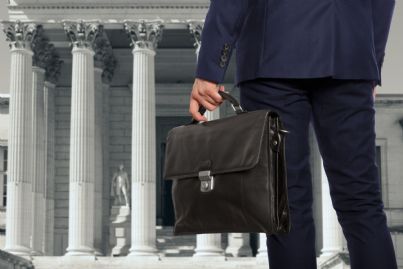 Non può essere ritenuto responsabile di favoreggiamento il difensore che informi l'assistito dell'imminente applicazione nei suoi confronti di una misura cautelare di cui sia venuto fortuitamente a conoscenza, «atteso che non esorbita dalla funzione del difensore partecipare al proprio assistito quanto possa aiutarlo a mantenere la propria libertà personale»